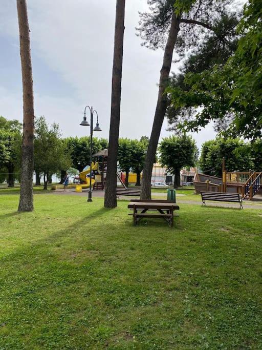 Ferienwohnung La Casa Nel Borgo Angera Exterior foto