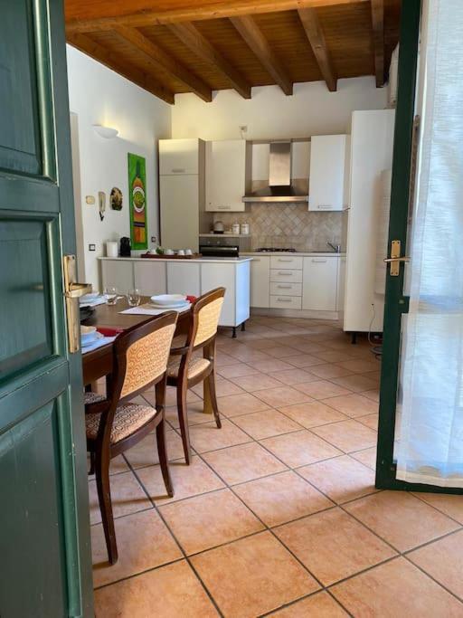 Ferienwohnung La Casa Nel Borgo Angera Exterior foto